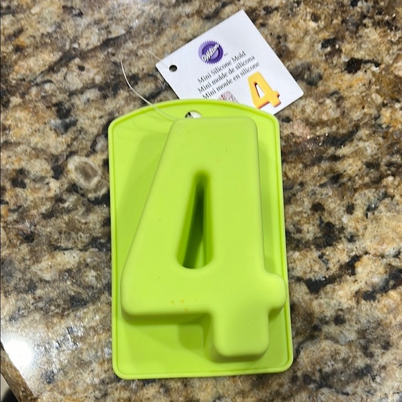 Wilton Green Number 4 Silicone Mold - Picture 2 of 4